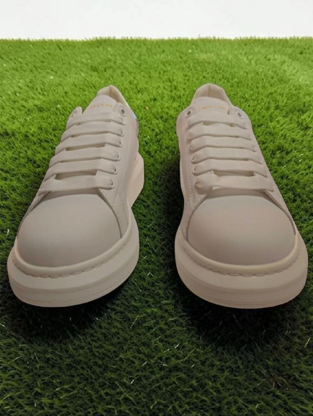 Alexander McQueen Oversized Iridescent White Size 8 No Box - Picture 3 of 6